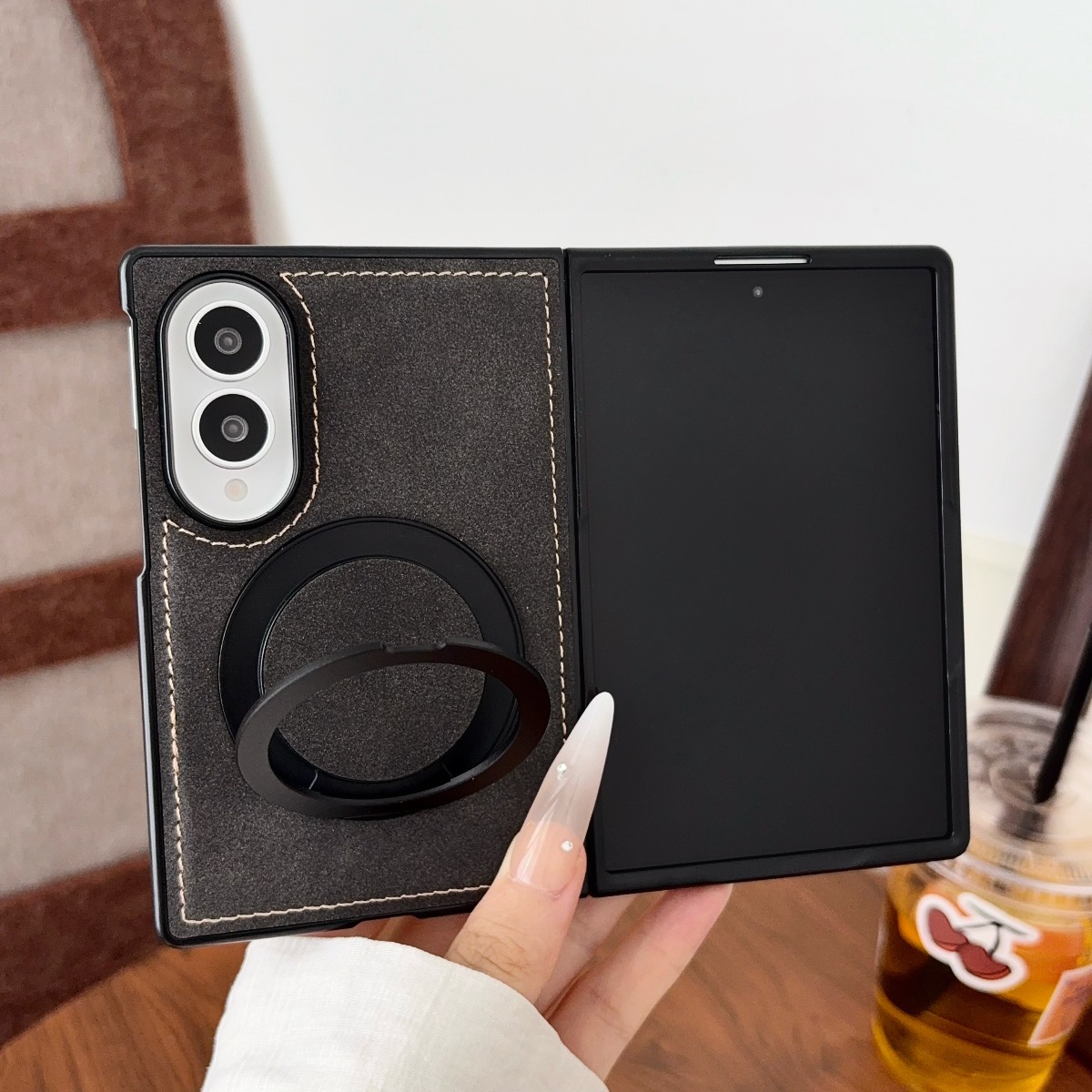 Magnetic Charging Stand - حافظة هاتف فاخرة من جلد الغنم